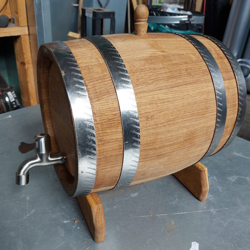 Oak barrel for drinks, with metal tap, 10l.